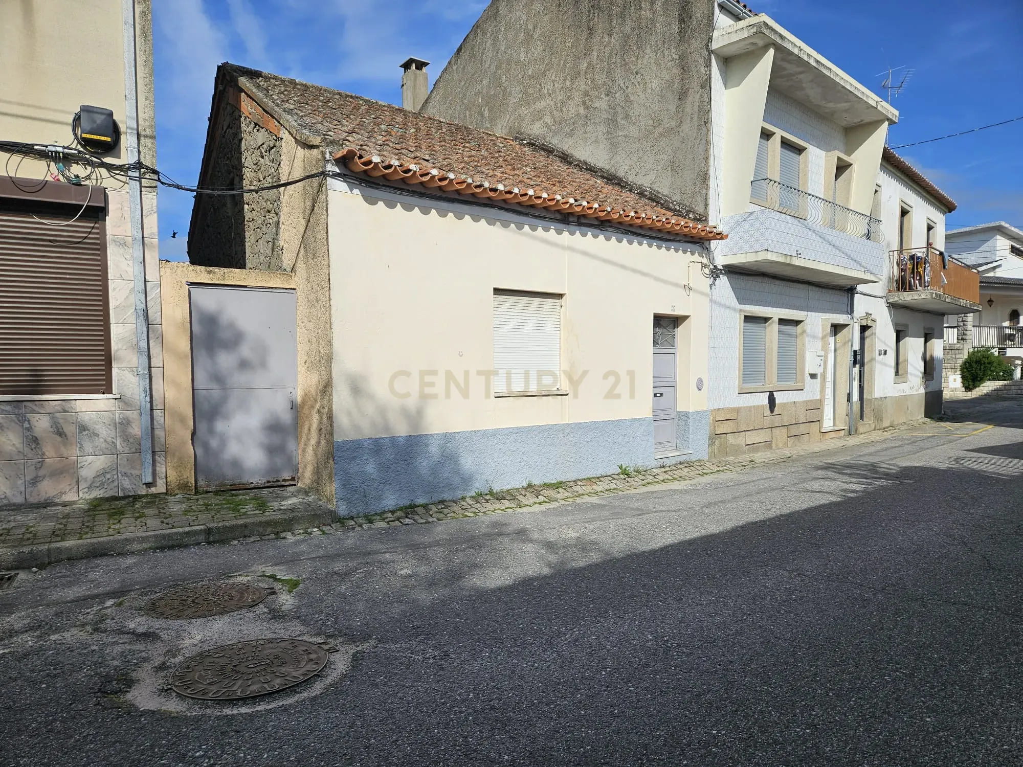 Moradia T2 Rés-do-Chão com Logradouro e Terraço – Alcains - Image 1