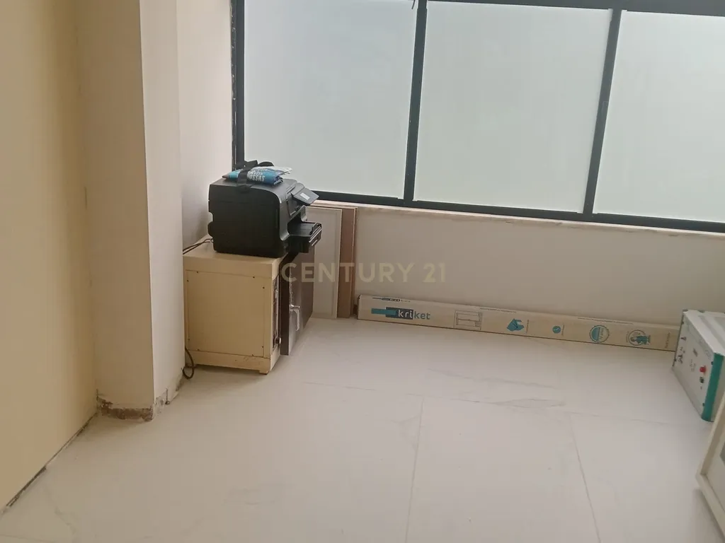 Amplo espaço comercial em funcionamento numa das principais avenidas do Barreiro! - Image 5