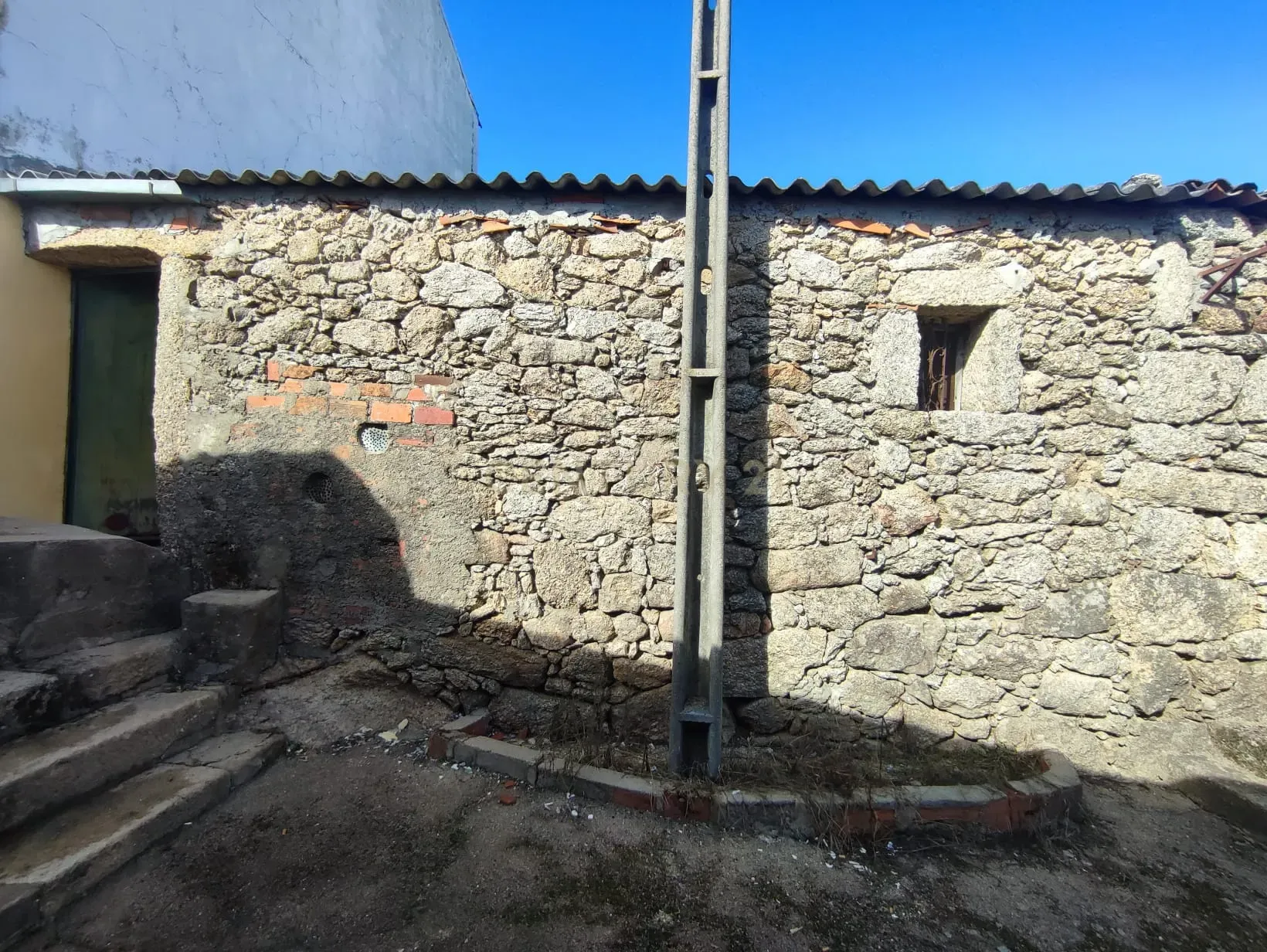 Moradia T2, com anexo em pedra, Tinalhas, Castelo Branco - Image 3