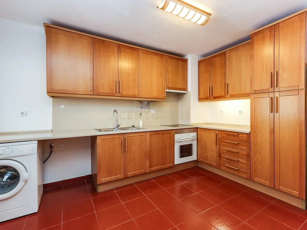 Apartamento T4 Duplex no coração de Telheiras - Image 7