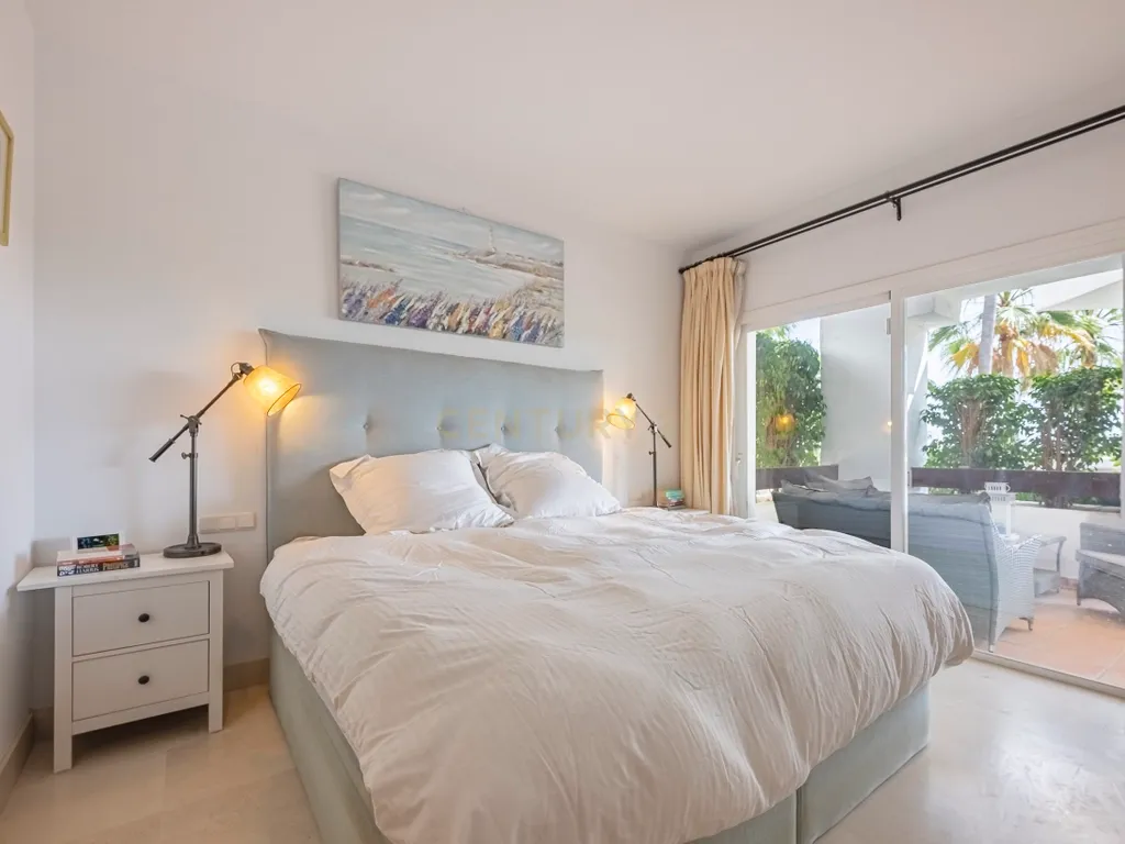 Encantador apartamento de 3 quartos no piso térreo elevado com vista para o mar e para o jardim – Nueva Andalucía. - Image 13