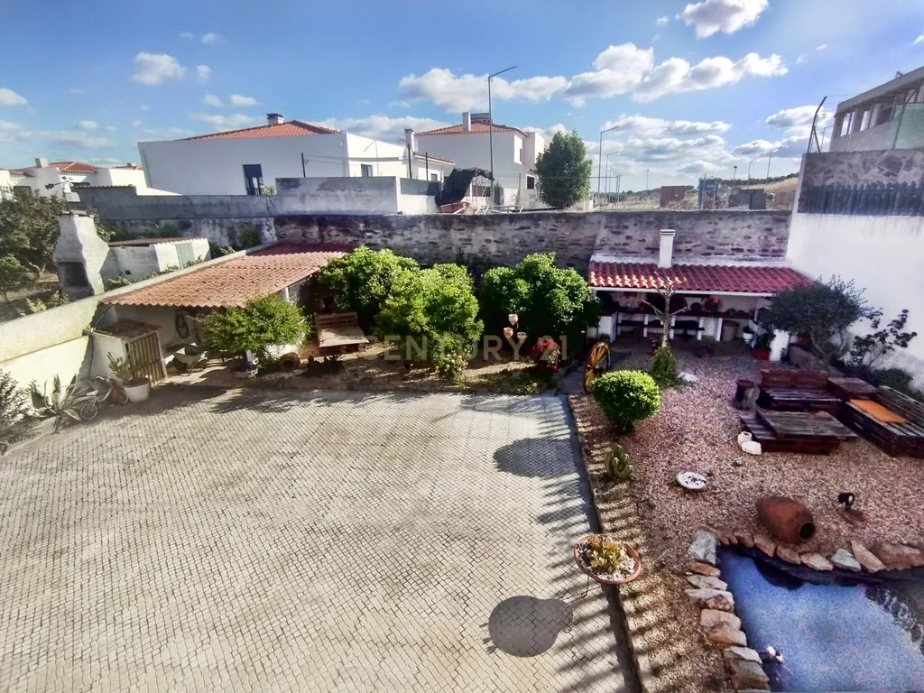 Oportunidade Única! Elegante Moradia + Apartamento T2 + Espaço + Funcionalidade = Qualidade de Vida. - Image 32