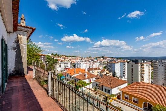 Moradia Cinquentenária em Abrantes com vista Rio Tejo - Image 4
