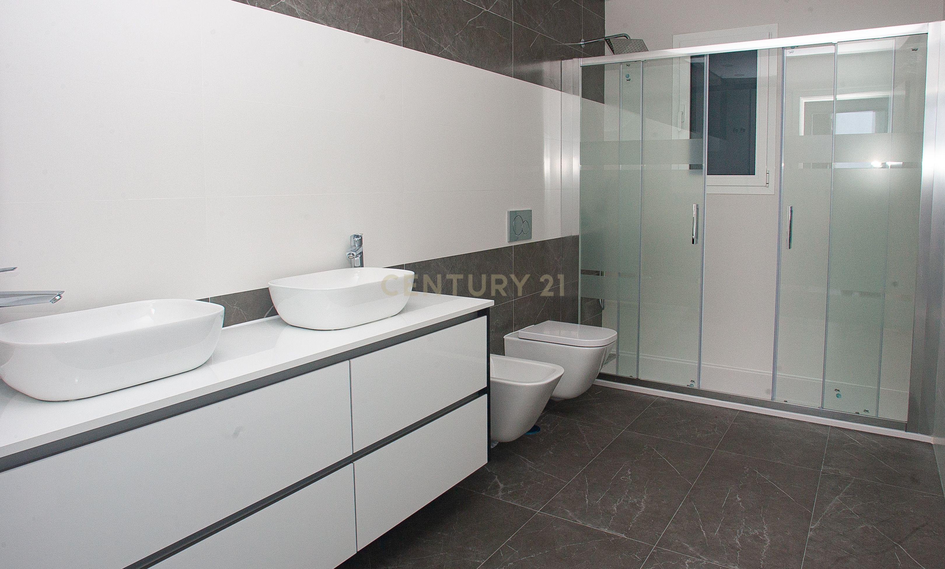 MORADIA T5 + 3 EM FAMÕES, COM PISCINA, JARDIM E BOX PARA 4 CARROS - Image 22