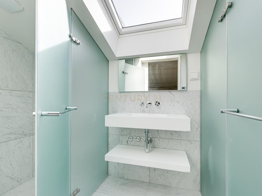 Apartamento T2+1 inserido no emblemático Edifício "Alegria 25". - Image 42