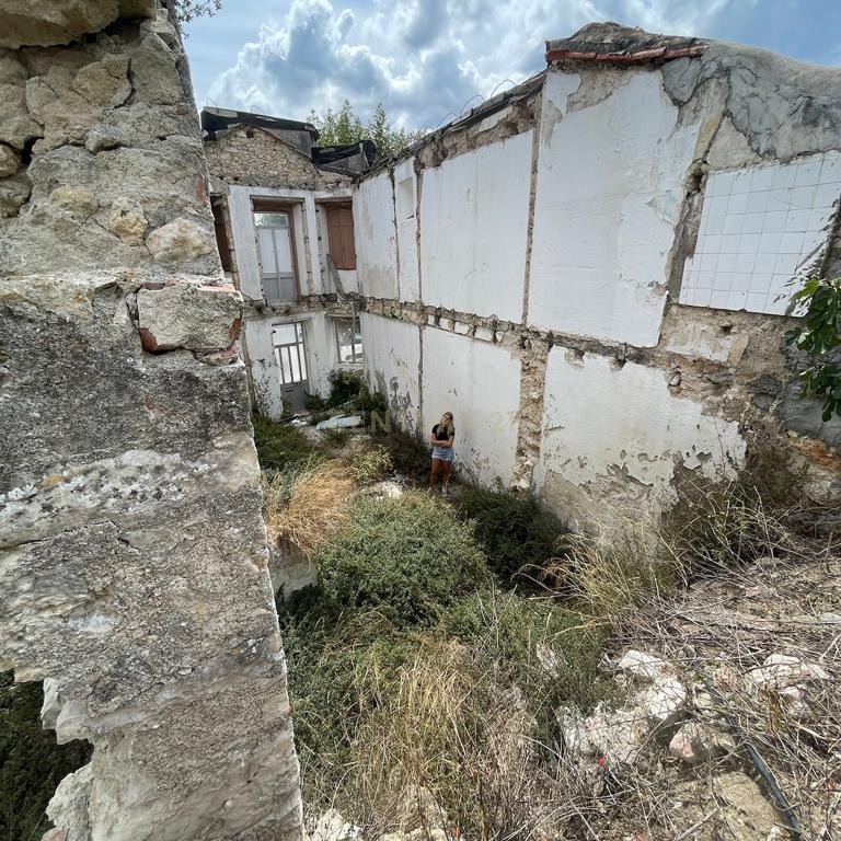 Agregado de três moradias com terreno de 1330m2, no Casal Novo do Rio - Image 15
