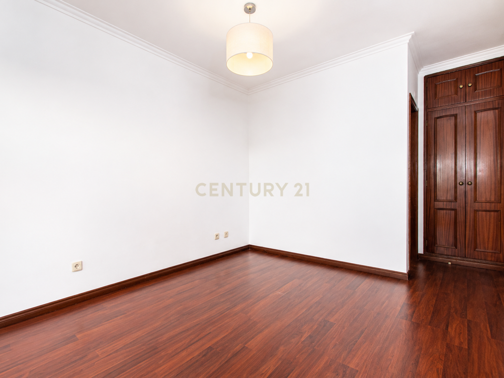 Apartamento T3 com Parqueamento e Arrecadação | Rio de Mouro - Image 10