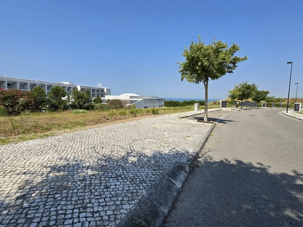 710 m² de Exclusividade num Novo Condomínio na Aldeia dos Capuchos. - Image 2