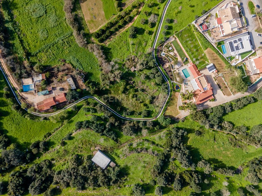 ESPETACULAR MORADIA COM PISCINA, GARAGEM, JARDIM E TERRENO - Image 8