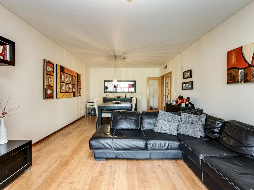 Apartamento T3 com vista panorâmica sobre o Jamor em condomínio fechado com piscina e ginásio - Image 3
