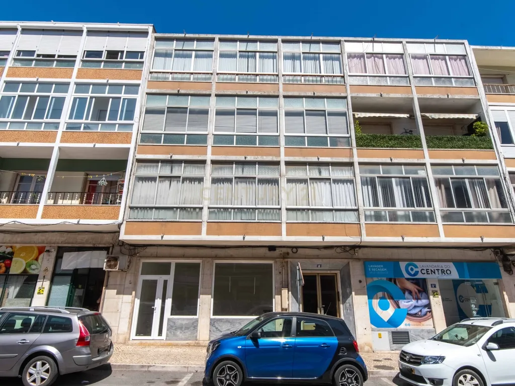 Loja de 2 pisos com montra + Arrecadação convertida em estúdio remodelado com entradas independentes (Damaia) - Image 23