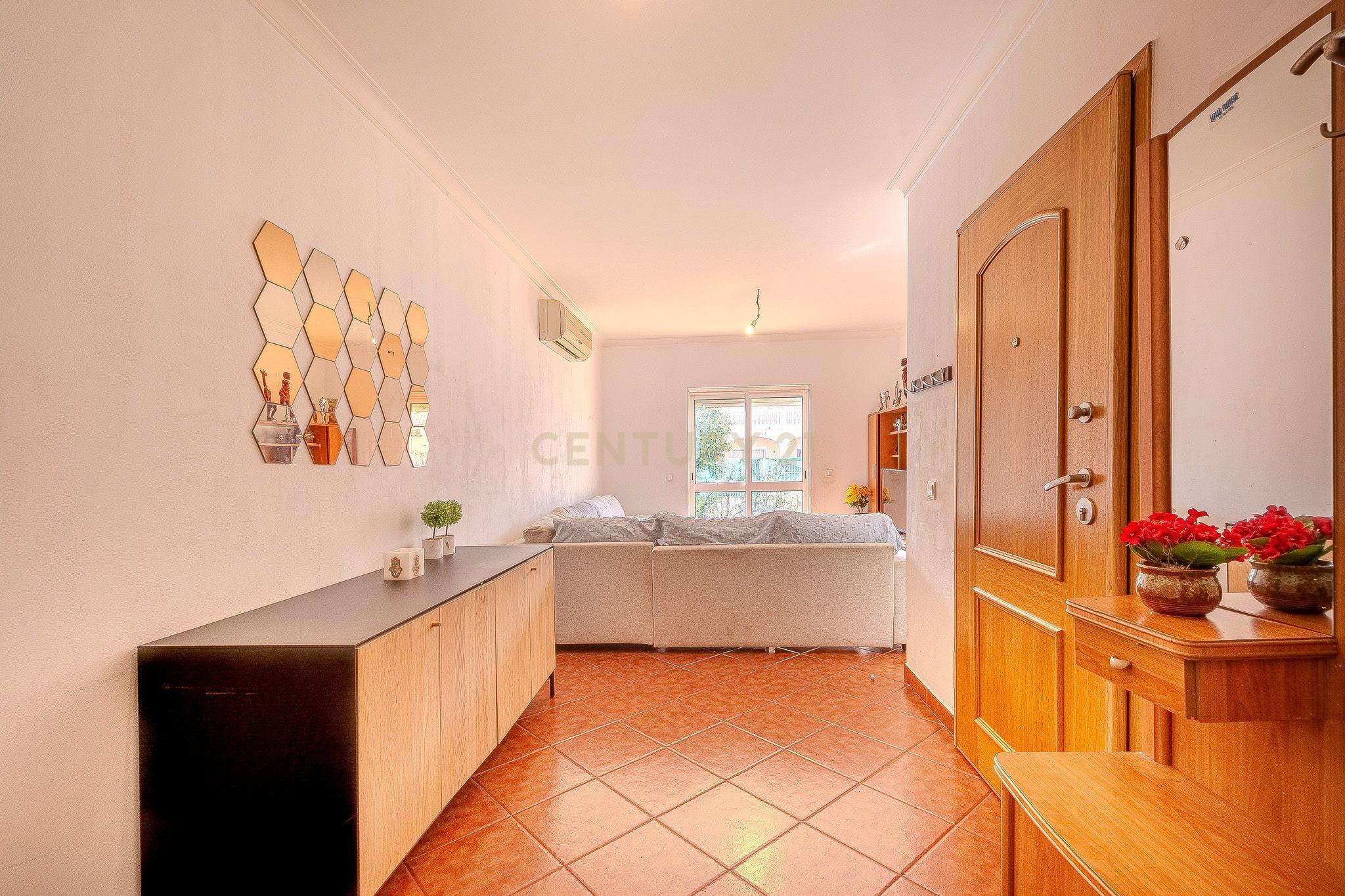 Moradia T2 com Garagem e Logradouro - Ferreiras, Albufeira - Image 2