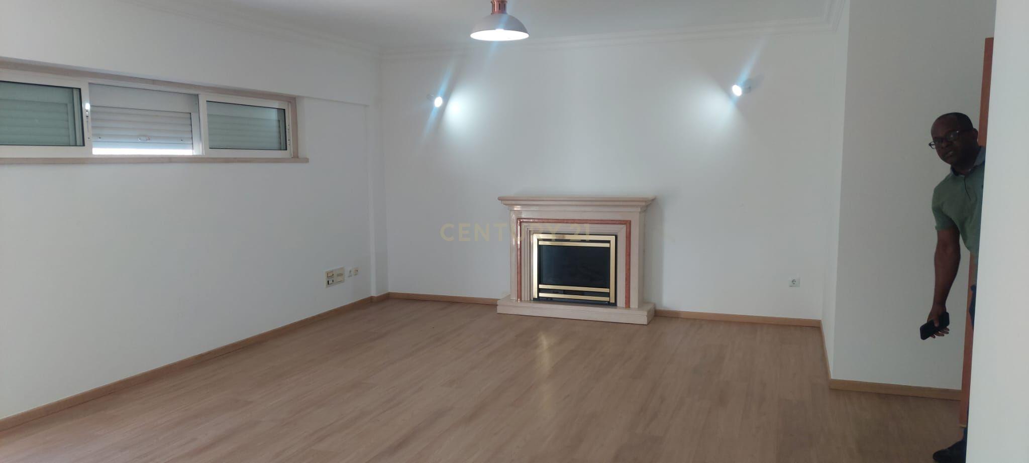 Fotografia 7 de Apartamento Moderno na Ramada para Arrendamento