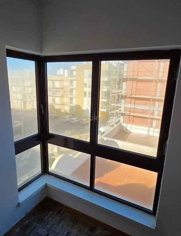 Arrenda-se apartamento T2 para 2º Andar com Elevador em Peniche edifício Berlenga. Se procura uma zona - Image 14