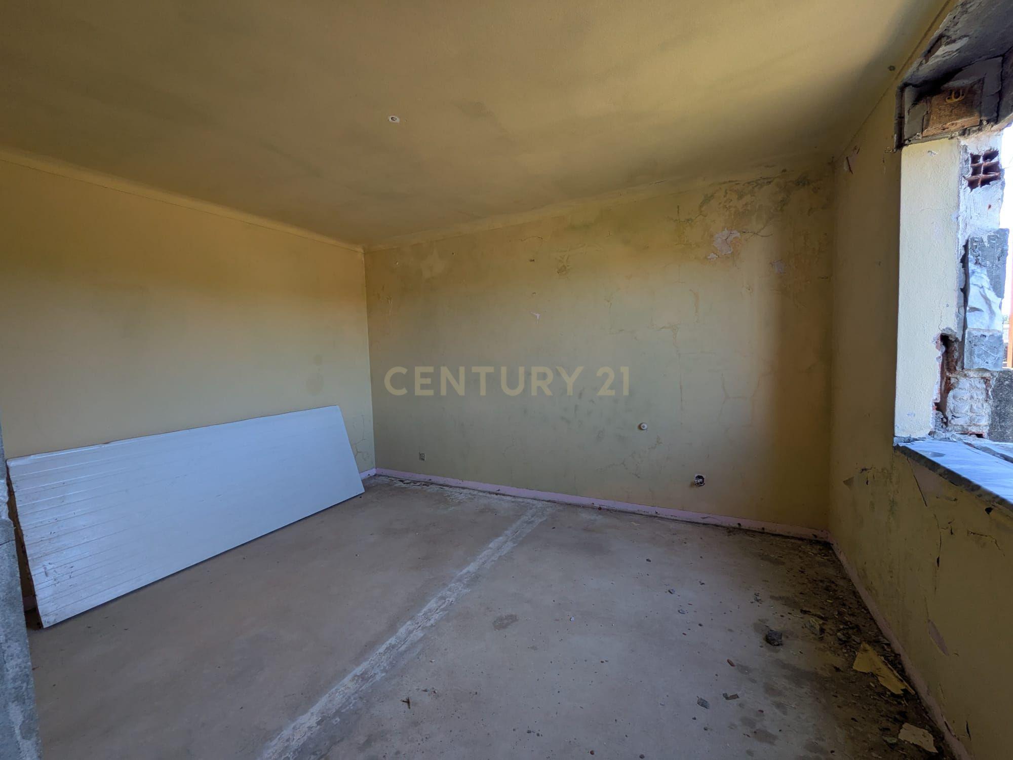 Fotografia 7 de Terreno Urbano com moradia e projeto aprovado – Cezaredes, Lourinhã