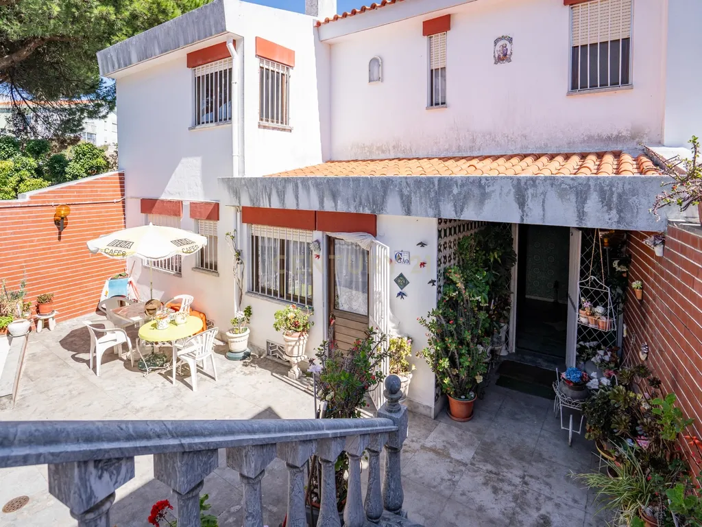 MORADIA T5 C/ TERRAÇO E JARDIM ALFRAGIDE - Image 3
