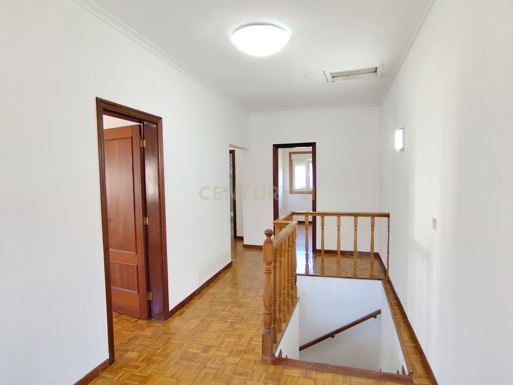 Moradia T4 numa Localização Privilegiada em Chaves - Image 14