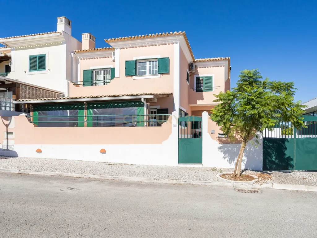 Moradia T4 em Setúbal | Conforto, Espaço e Privacidade - Image 1