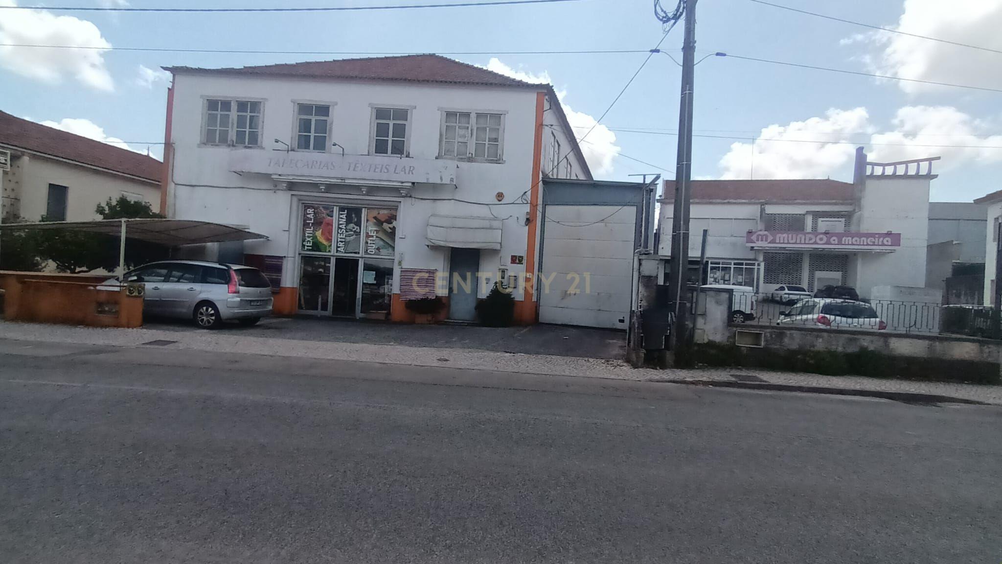 Fotografia 3 de Armazém industrial com area de 974 m2 em Minde