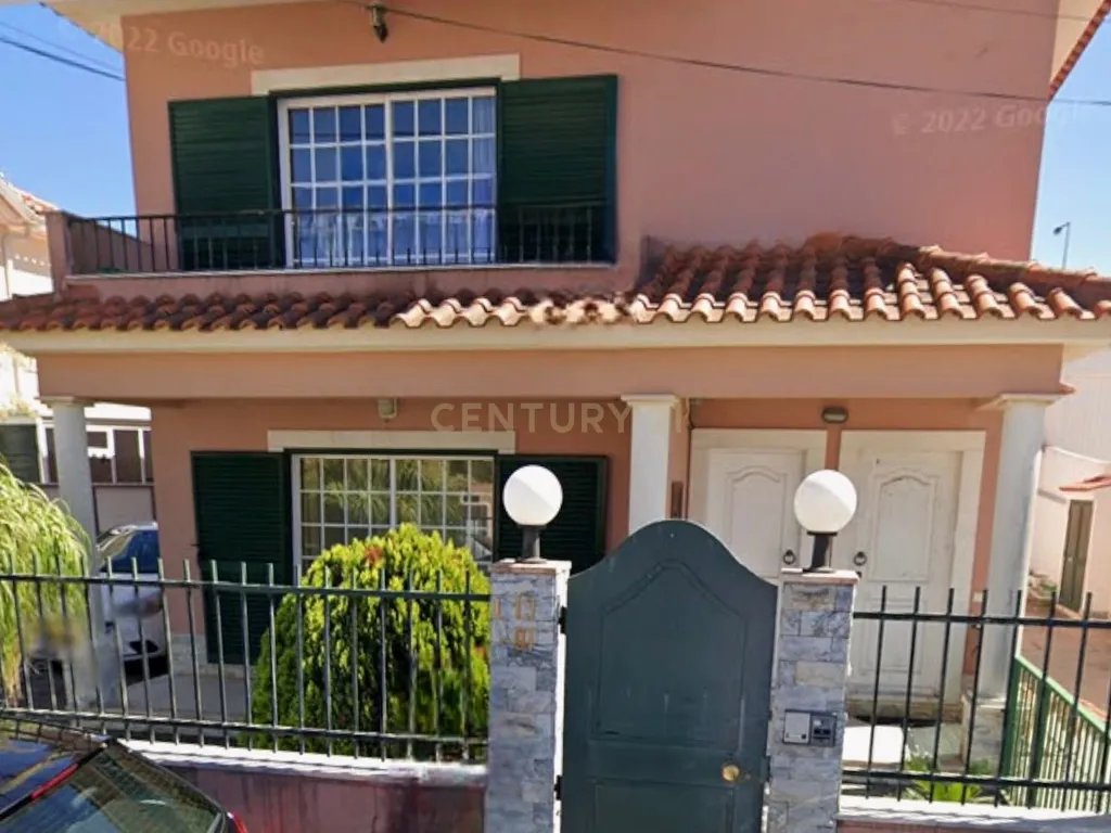 Andar de Moradia T2 com espaço exterior - Image 1
