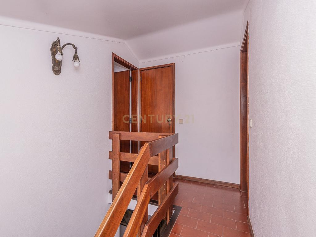 T4 Duplex na Vila de Sesimbra – Ideal para Férias em Família - Image 17