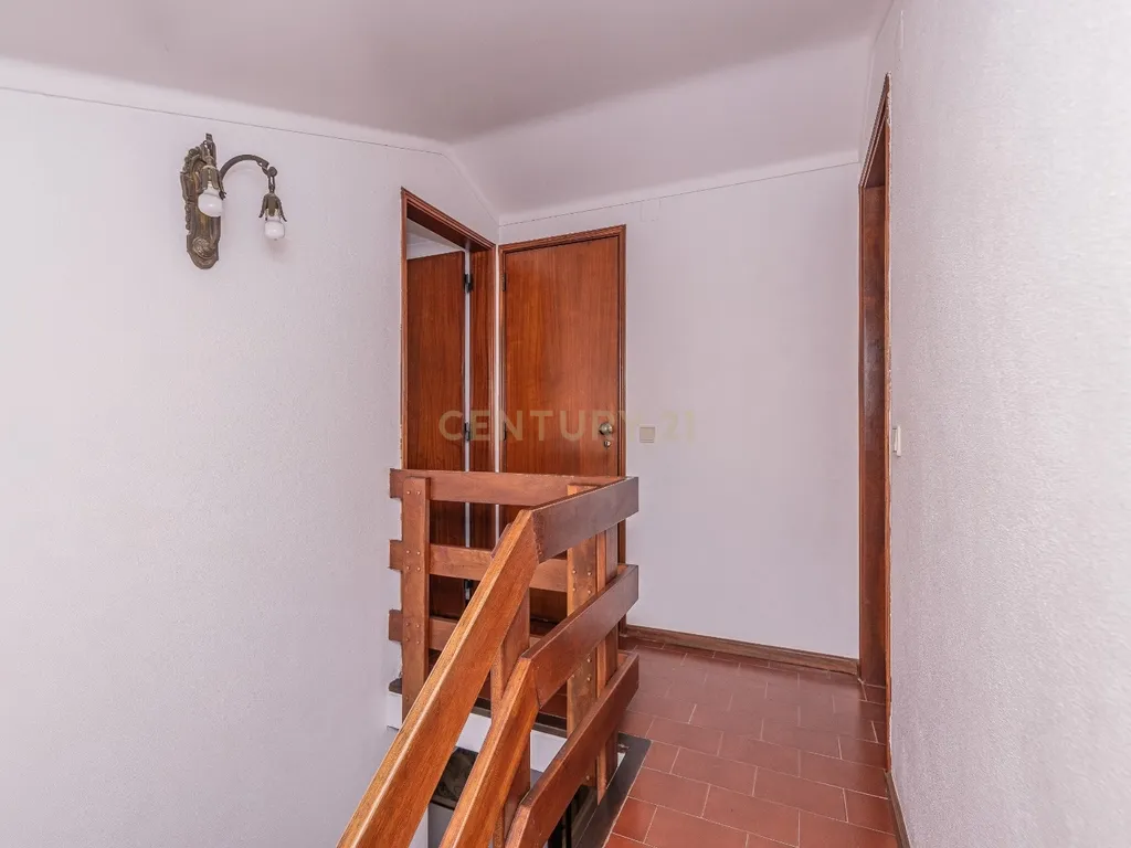 T4 Duplex na Vila de Sesimbra – Ideal para Férias em Família - Image 17