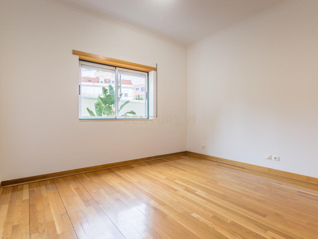 Apartamento T3 em Carnaxide – Arrendamento em Condomínio Privado - Image 21
