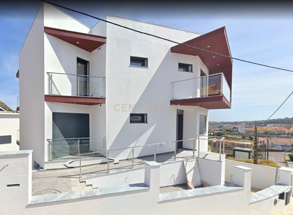 Moradia T4+1 de Luxo em Famões – Elegância, Conforto e Localização Premium - Image 2