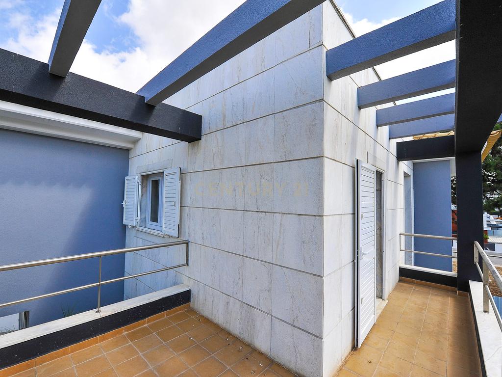 Moradia Isolada T4 Piscina e Cave - Image 34
