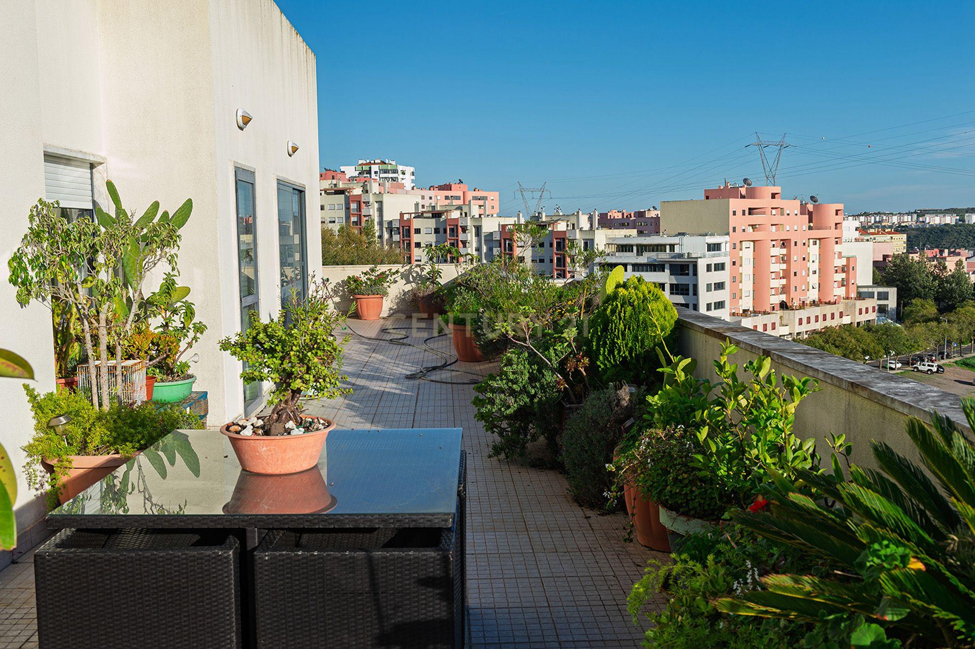 Apartamento T3 em Odivelas com Piscina e Estacionamento para 4 carros - Image 1