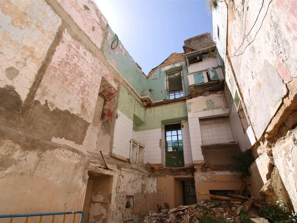 Prédio em Ruína Almada - Image 4