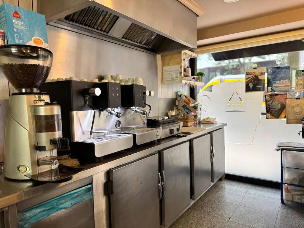 Café/Restaurante com 2 Armazéns e Loja Independente na Av. da República, Gaia - Image 16