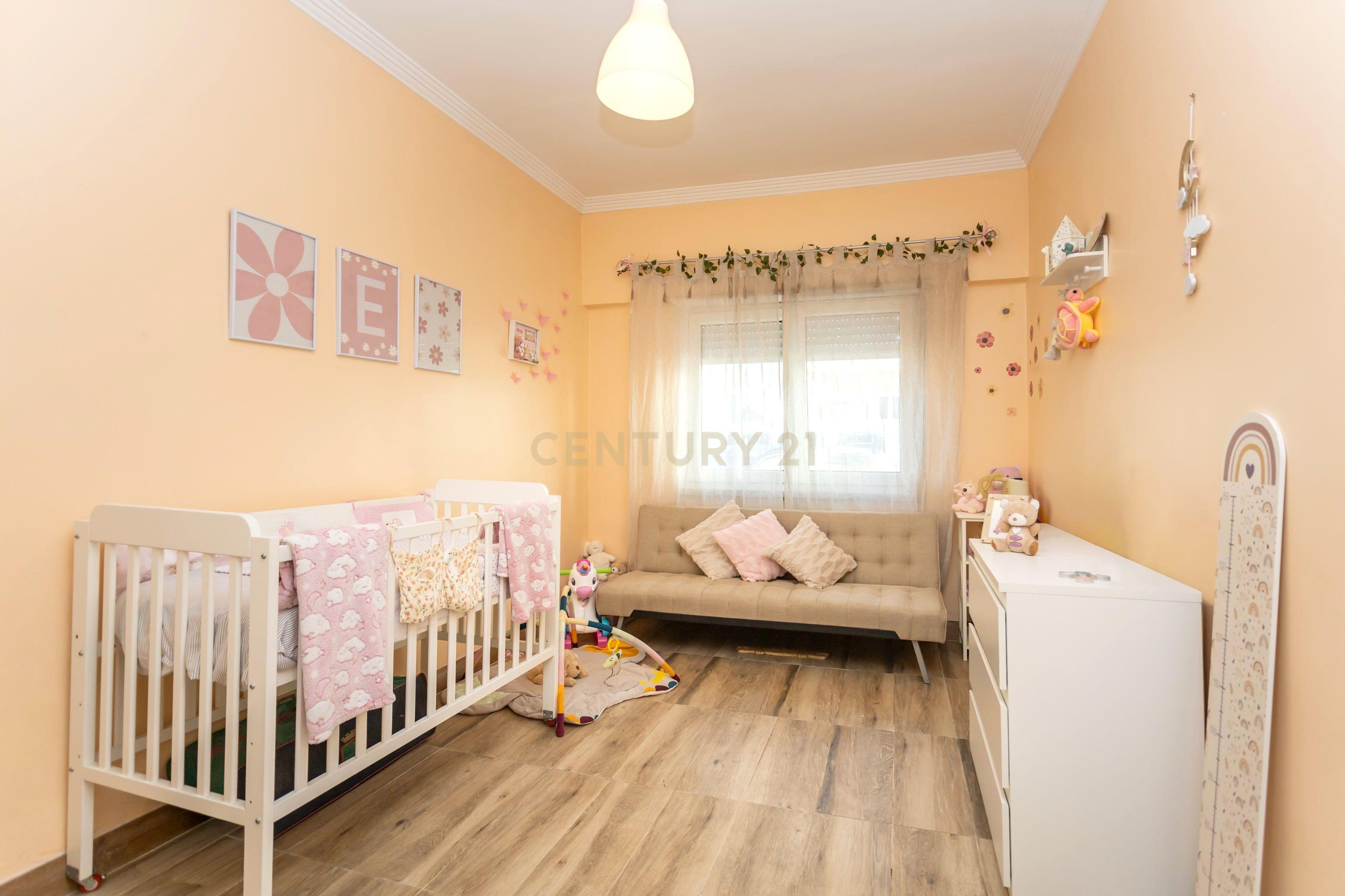 Fotografia 3 de Apartamento T2(+1) Renovado com Logradouro de 100m² – Pronto a Habitar (Mobilado e Equipado) em Paio Pires - Oportunidade Única!