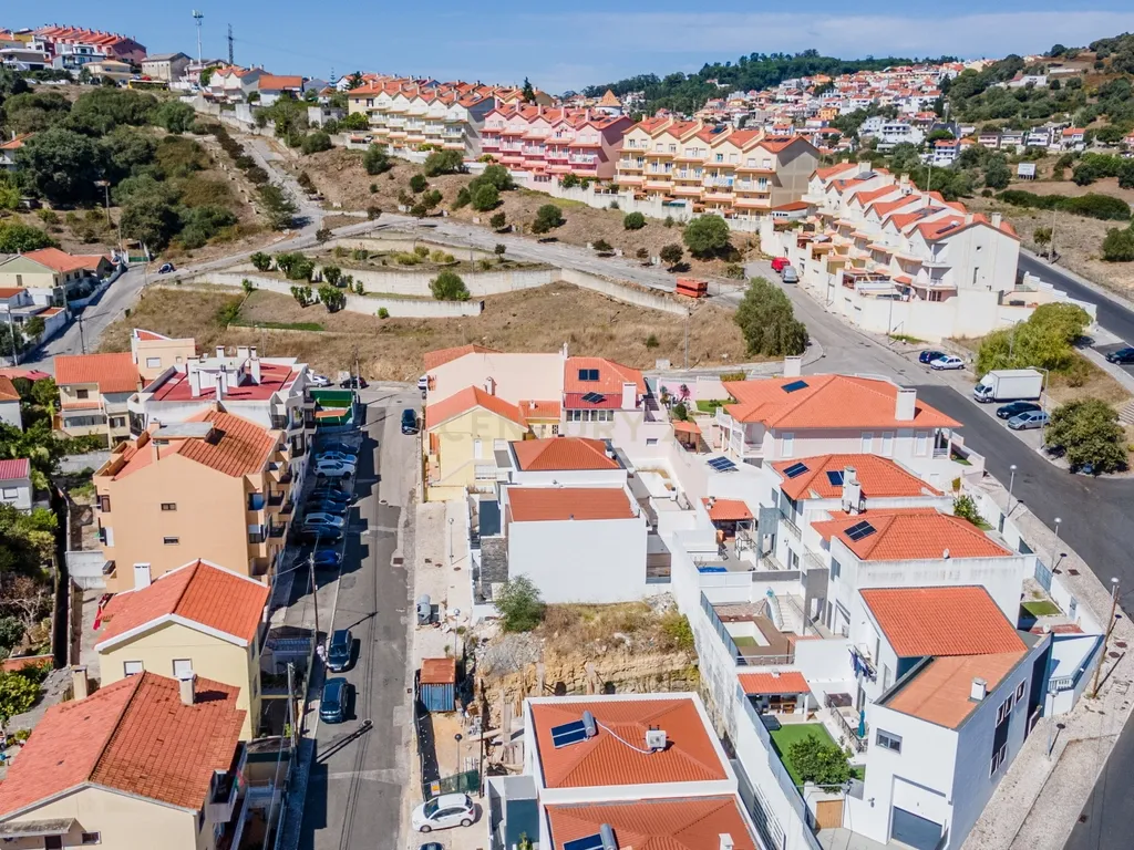 Moradia T3 em construção-Caneças/Odivelas. Vendida no estado em que se encontra. - Image 11