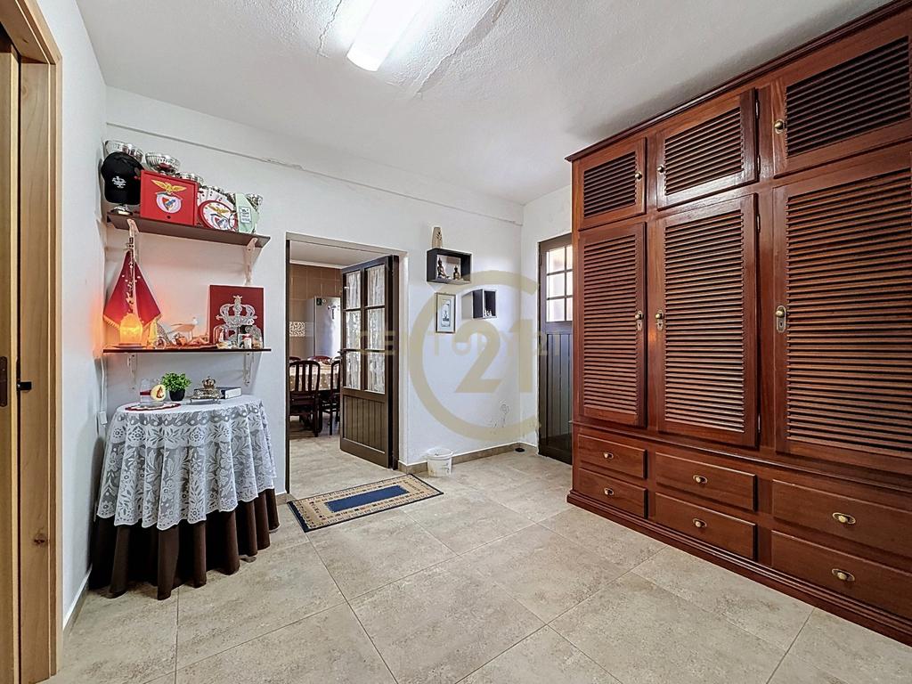 Moradia T6 com Potencial de Rendimento no 2.º Piso - Image 12