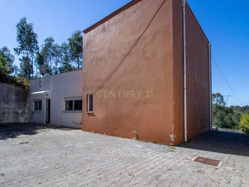 Moradia de arquitetura moderna no Juncal-Porto de Mós - Image 3