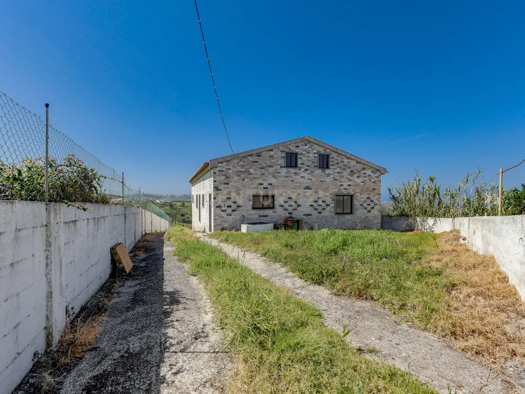 Moradia com Terreno Amplo e Vista Mar na Carvoeira - Image 35