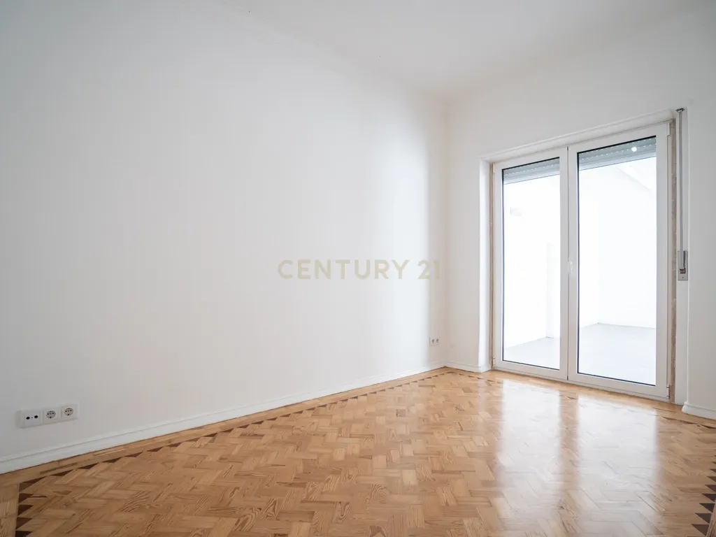 Apartamento Remodelado em Moscavide, Loures - 2 Quartos com Terraço - Image 7