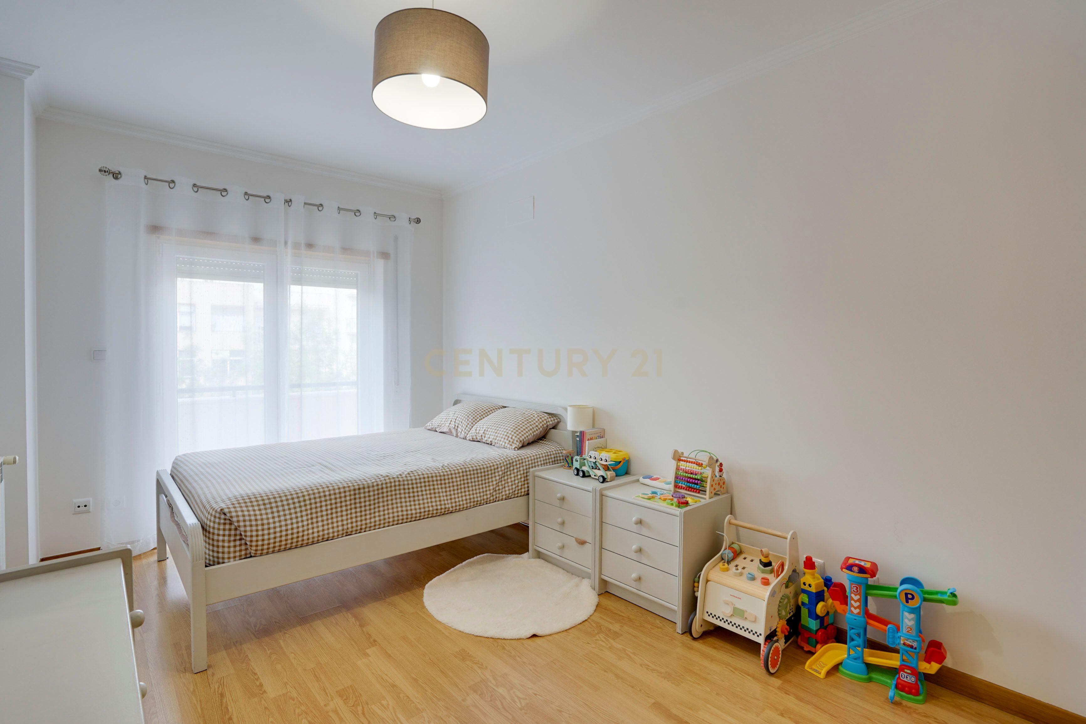 Fotografia 5 de Apartamento T3 em Vialonga, Com Box e Varandas