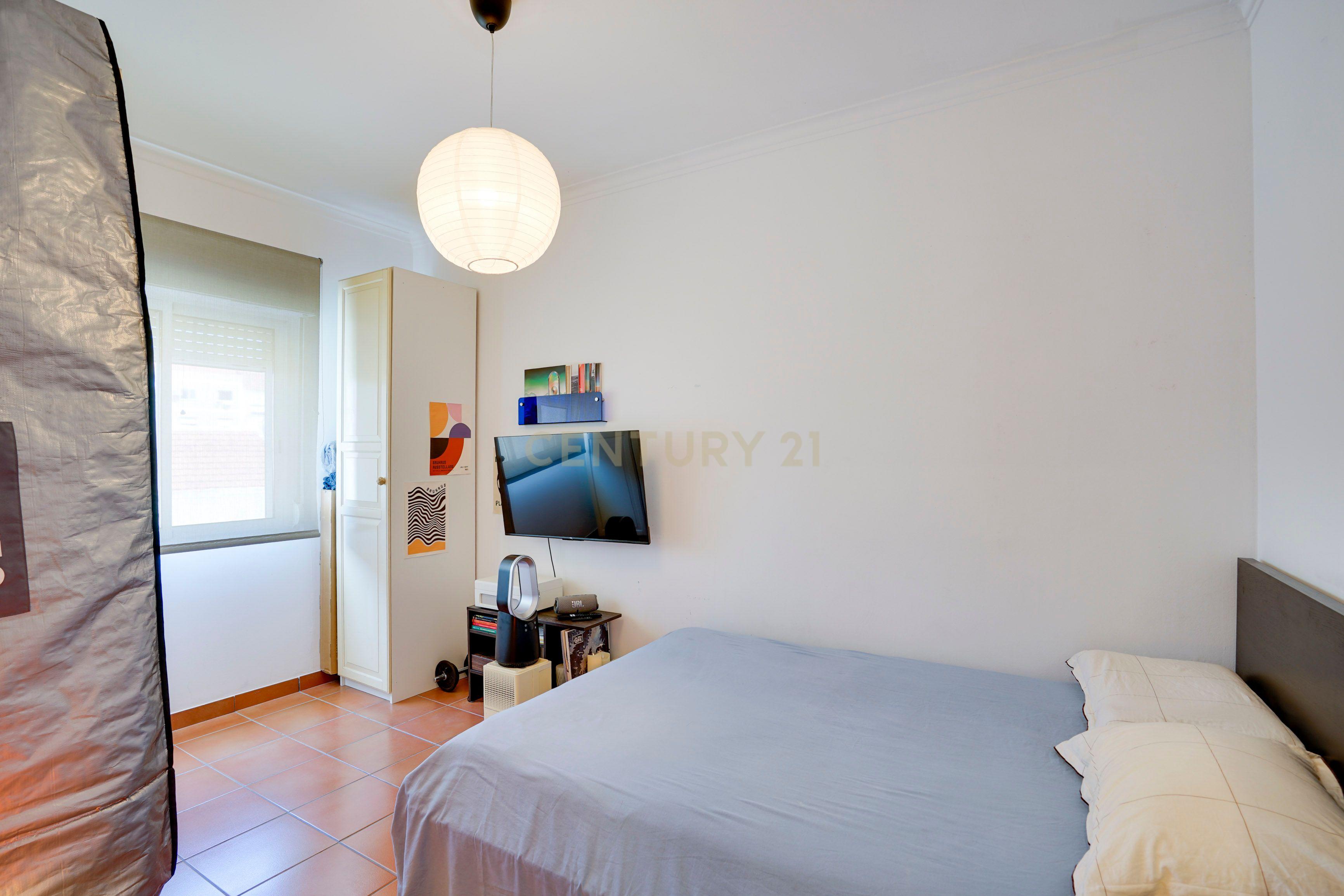 Fotografia 10 de Apartamento T2 em Odivelas, perto de Metro e serviços, Lisboa