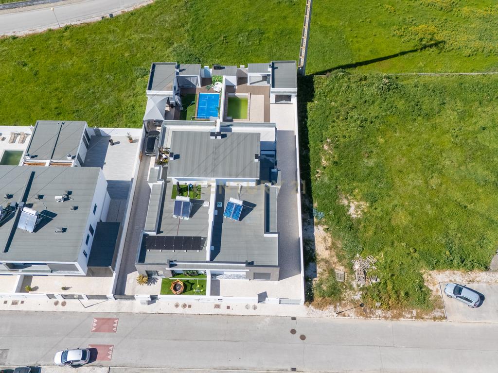 Moradia Térrea com piscina e quatro suites - Image 12