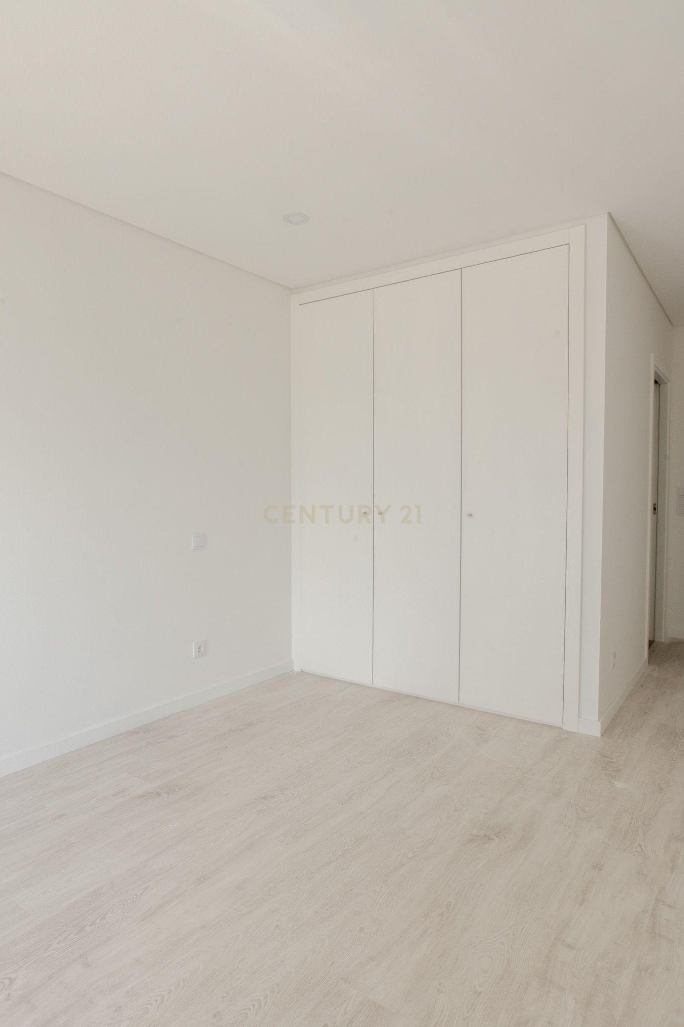 Fotografia 5 de CONDOMINIO QUINTA DA LADEIRA - T2 Duplex com Varandas, Parqueamento e Arrecadação