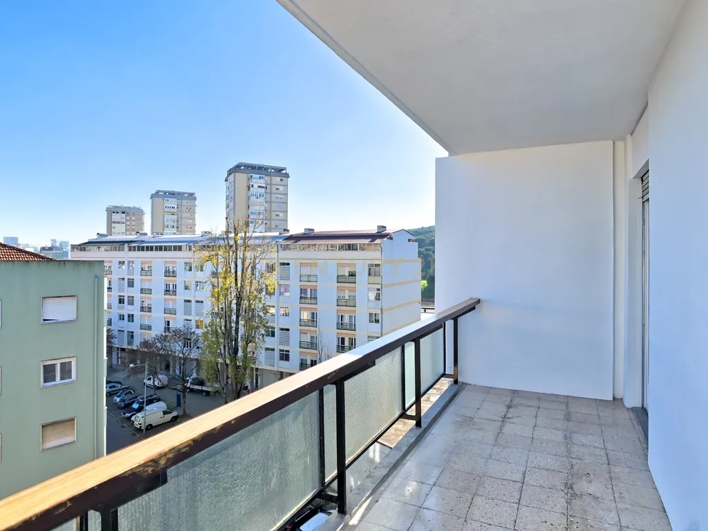 * RESERVADO * Apartamento T2 renovado para arrendamento em São Domingos de Benfica, Lisboa - Image 19