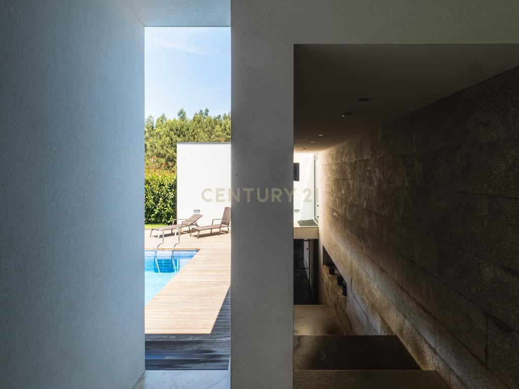 Luxuosa Moradia T4 com Piscina e Vista Panorâmica em Lousada - Image 54