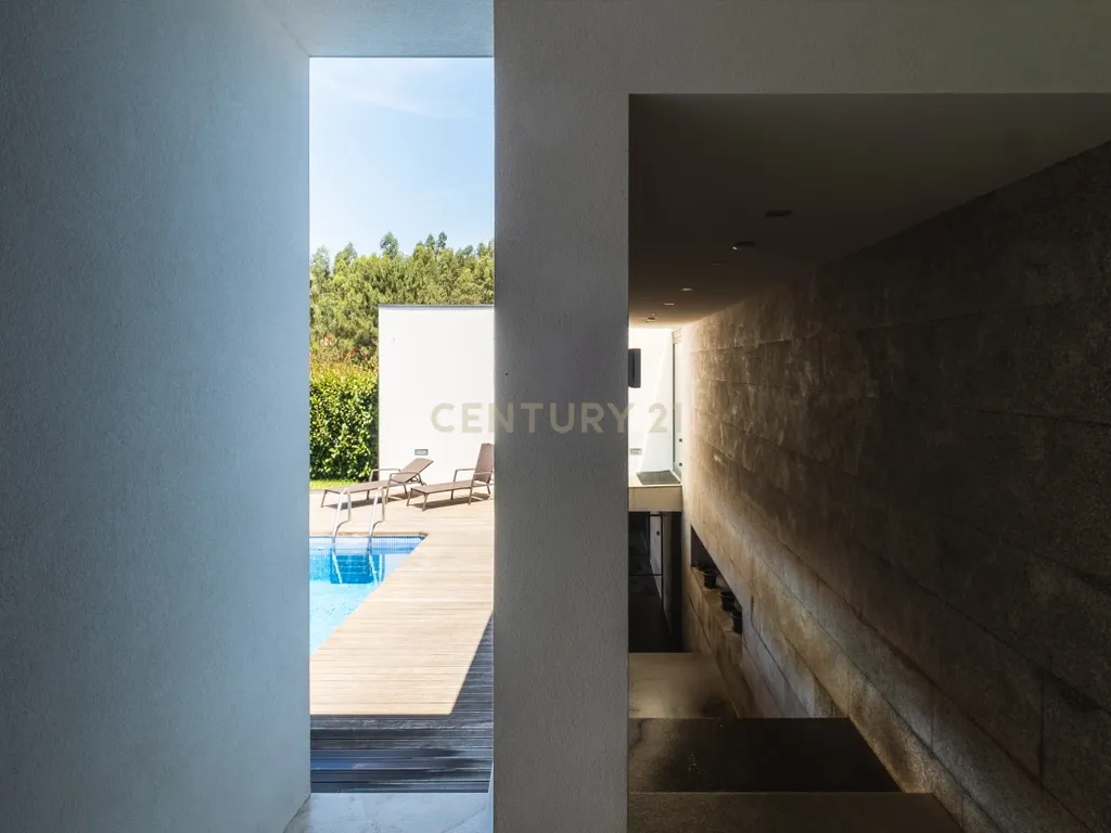 Luxuosa Moradia T4 com Piscina e Vista Panorâmica em Lousada - Image 54