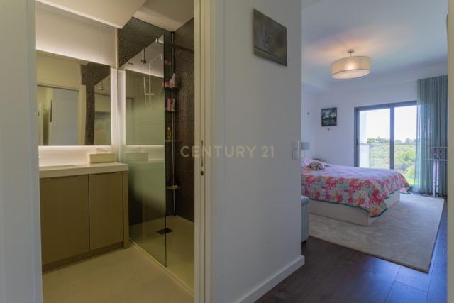 Luxuoso apartamento T3 duplex com Vista Panorâmica em Quinta de Santa Teresa, Charneca de caparica - Image 21