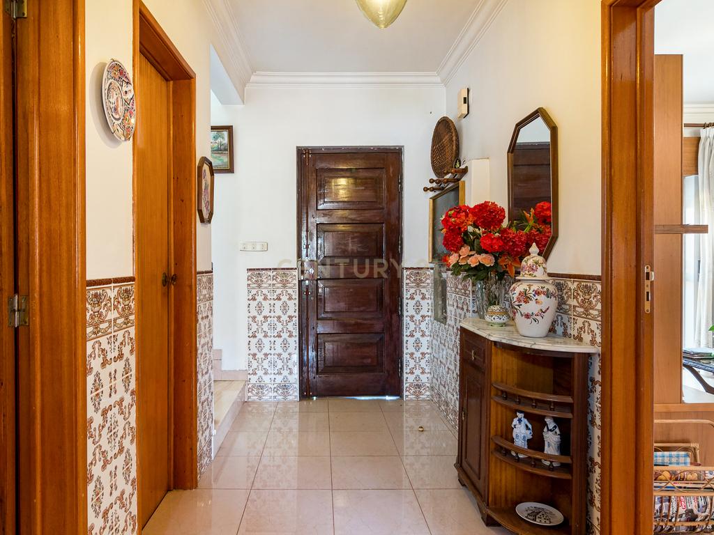 Moradia T3 em Porto Salvo | 213 m² | Garagem | Pátio e Jardim - Image 6