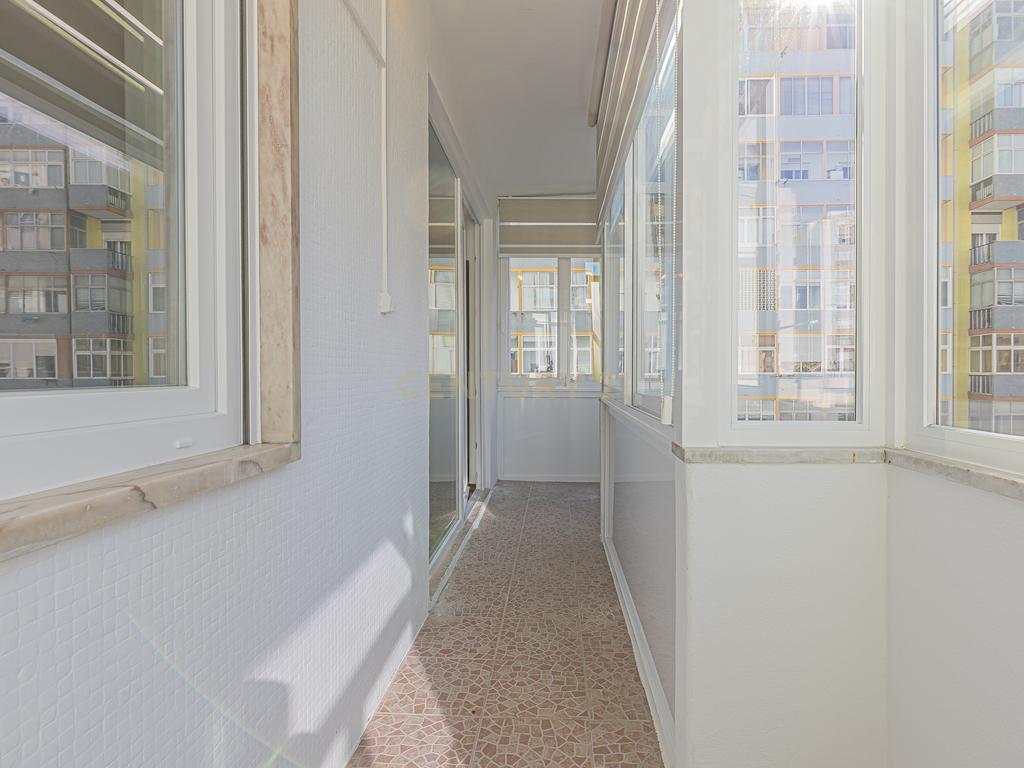 APARTAMENTO REMODELADO NO CENTRO DA COSTA DE CAPARICA - Image 4