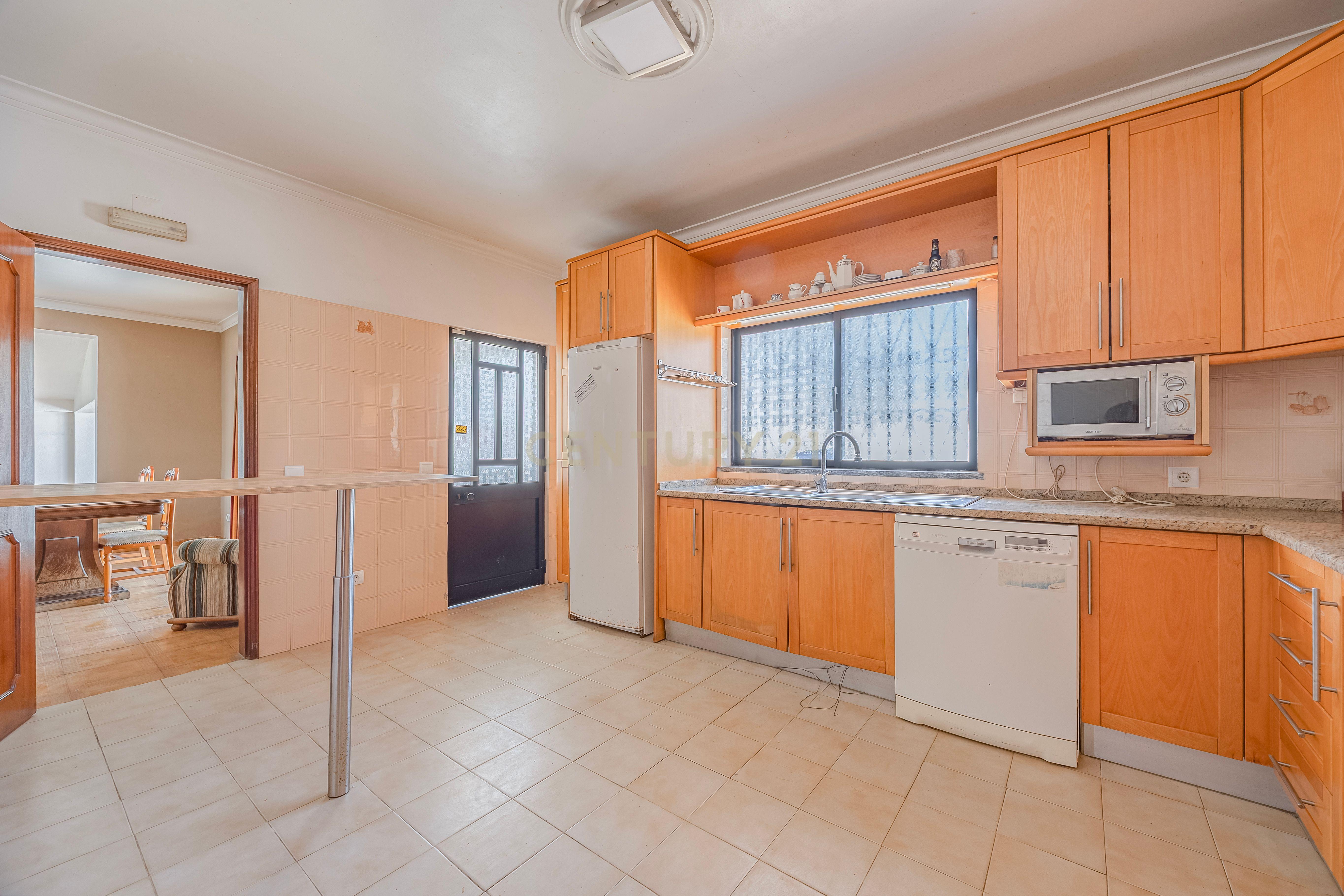 Fotografia 11 de Moradia T5 na zona das Gambelas,  Montenegro, Faro - Oportunidade Única