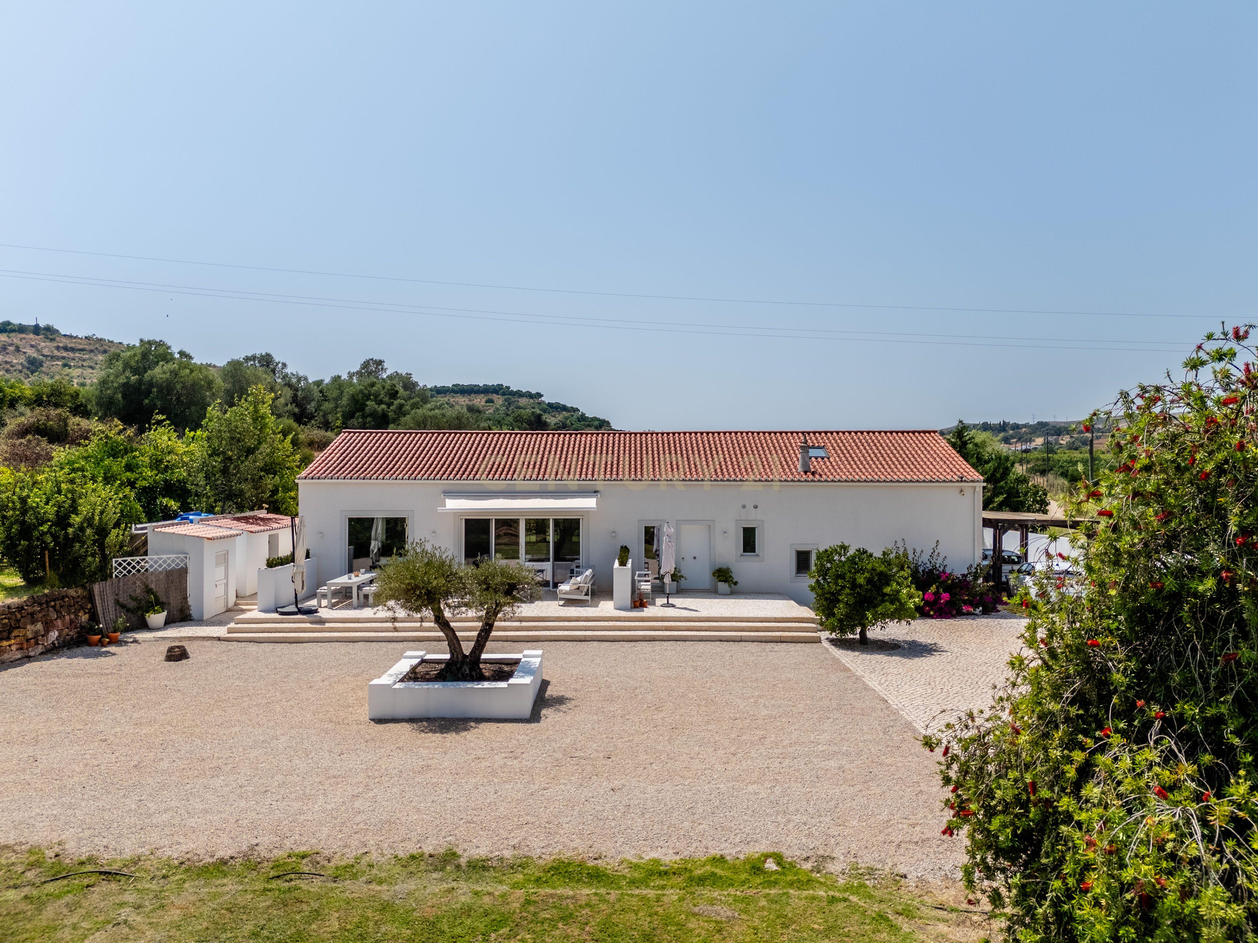 Fotografia 3 de Moradia de Campo T4 Totalmente Renovada em Terreno de 1,7 Hectares — Silves